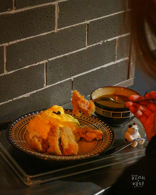 【高雄美食】駁二CP值高、平價文青咖哩蛋包飯│新咖哩