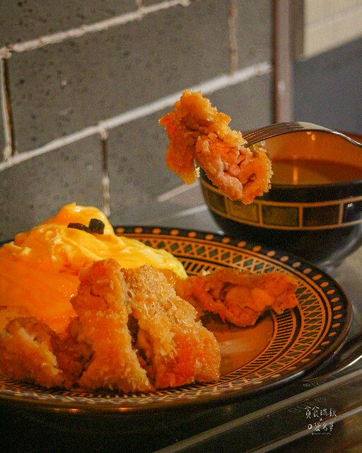 【高雄美食】駁二CP值高、平價文青咖哩蛋包飯│新咖哩