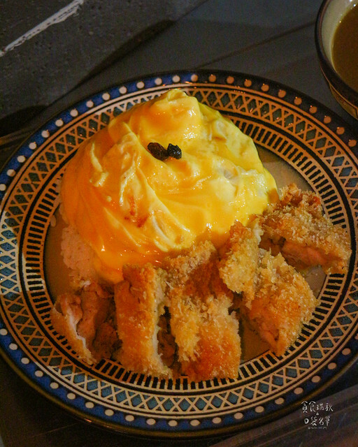 【高雄美食】駁二CP值高、平價文青咖哩蛋包飯│新咖哩
