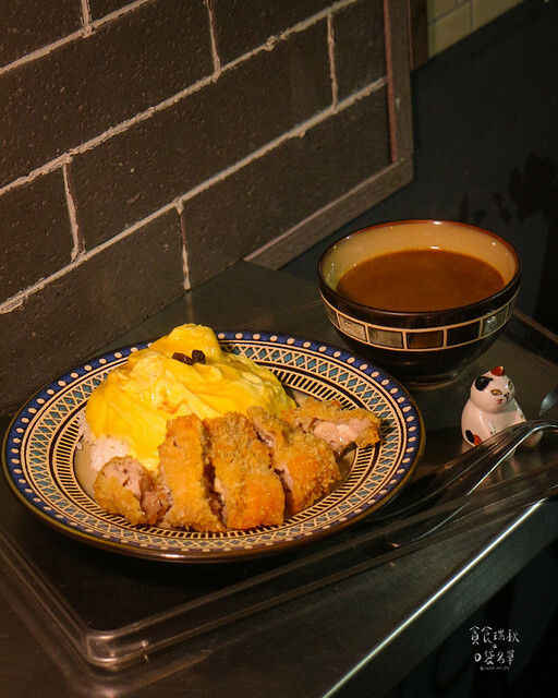 【高雄美食】駁二CP值高、平價文青咖哩蛋包飯│新咖哩