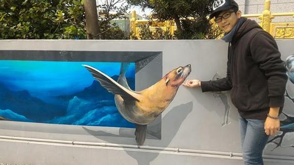 漫遊好美-立體彩繪村：嘉義布袋好美里超強3D彩繪  可以跟靜止的圖像互動  連大人都可以玩到不亦樂乎