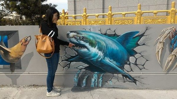 漫遊好美-立體彩繪村：嘉義布袋好美里超強3D彩繪  可以跟靜止的圖像互動  連大人都可以玩到不亦樂乎