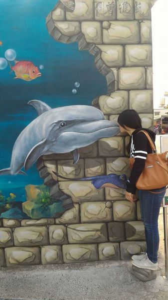 漫遊好美-立體彩繪村：嘉義布袋好美里超強3D彩繪  可以跟靜止的圖像互動  連大人都可以玩到不亦樂乎