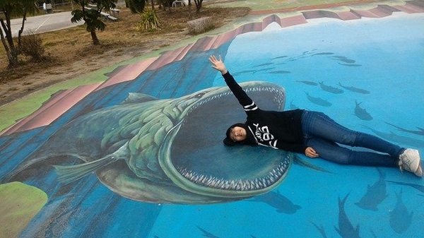 漫遊好美-立體彩繪村：嘉義布袋好美里超強3D彩繪  可以跟靜止的圖像互動  連大人都可以玩到不亦樂乎