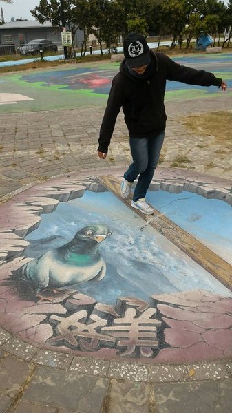 漫遊好美-立體彩繪村：嘉義布袋好美里超強3D彩繪  可以跟靜止的圖像互動  連大人都可以玩到不亦樂乎