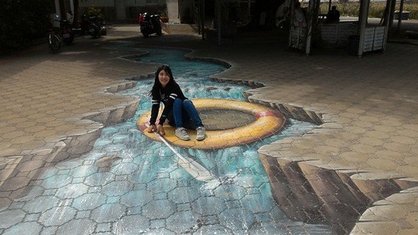 漫遊好美-立體彩繪村：嘉義布袋好美里超強3D彩繪  可以跟靜止的圖像互動  連大人都可以玩到不亦樂乎