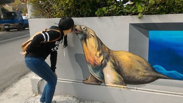 漫遊好美-立體彩繪村：嘉義布袋好美里超強3D彩繪  可以跟靜止的圖像互動  連大人都可以玩到不亦樂乎