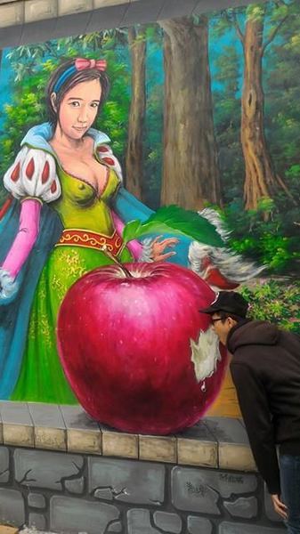 漫遊好美-立體彩繪村：嘉義布袋好美里超強3D彩繪  可以跟靜止的圖像互動  連大人都可以玩到不亦樂乎