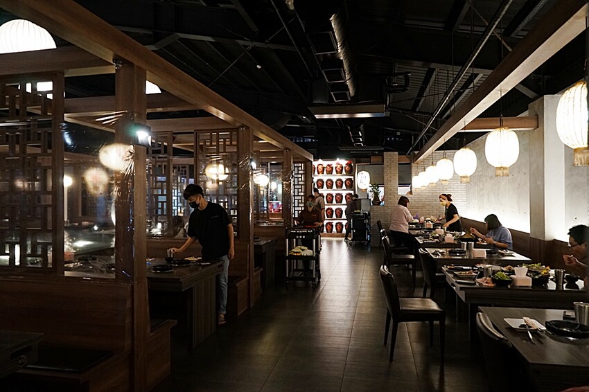 在地達人帶路！！虎尾超高人氣火鍋店，CP值超高，飲料、霜淇淋無限暢飲，超萌機器人幫你送餐！