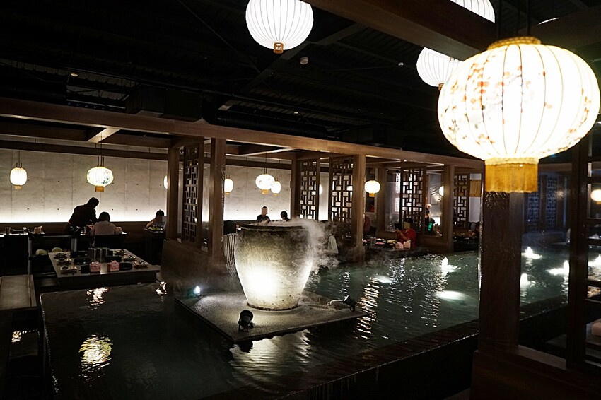 在地達人帶路！！虎尾超高人氣火鍋店，CP值超高，飲料、霜淇淋無限暢飲，超萌機器人幫你送餐！