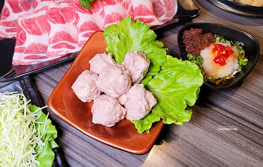 在地達人帶路！！虎尾超高人氣火鍋店，CP值超高，飲料、霜淇淋無限暢飲，超萌機器人幫你送餐！