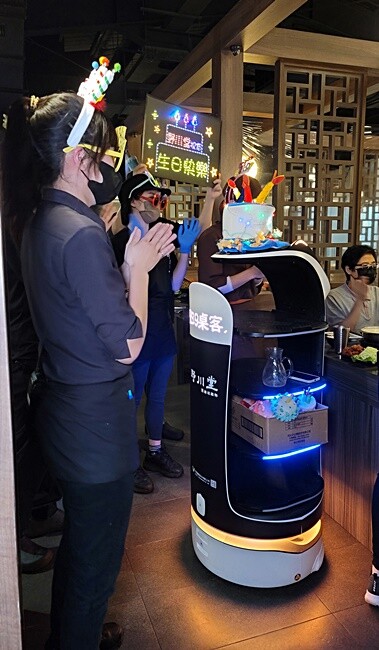 在地達人帶路！！虎尾超高人氣火鍋店，CP值超高，飲料、霜淇淋無限暢飲，超萌機器人幫你送餐！