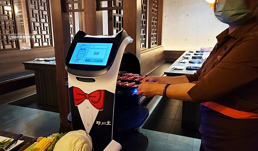 在地達人帶路！！虎尾超高人氣火鍋店，CP值超高，飲料、霜淇淋無限暢飲，超萌機器人幫你送餐！