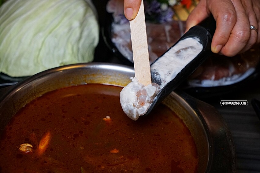 在地達人帶路！！虎尾超高人氣火鍋店，CP值超高，飲料、霜淇淋無限暢飲，超萌機器人幫你送餐！