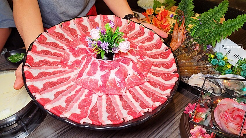 在地達人帶路！！虎尾超高人氣火鍋店，CP值超高，飲料、霜淇淋無限暢飲，超萌機器人幫你送餐！