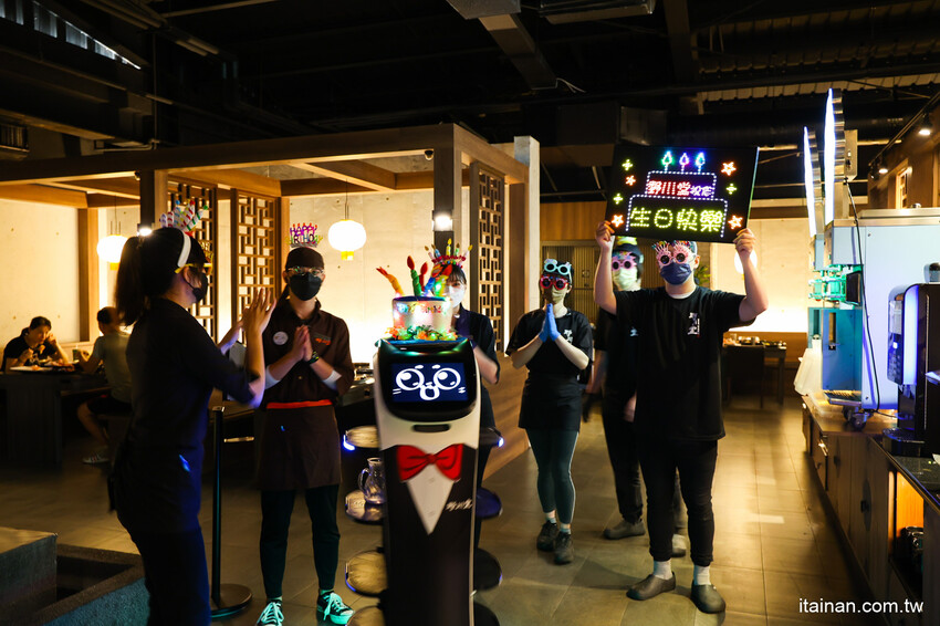 氣派古代皇宮吃火鍋,還有超萌店貓送餐機器人真的太療癒!「野川堂秘境鍋物虎尾店」生日壽星還有驚喜好禮送 @台南好Food遊