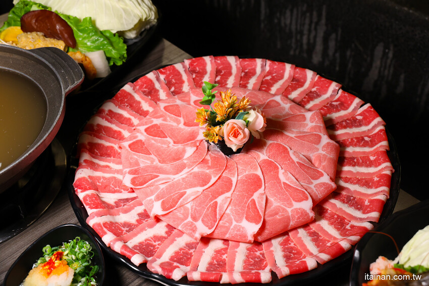 氣派古代皇宮吃火鍋,還有超萌店貓送餐機器人真的太療癒!「野川堂秘境鍋物虎尾店」生日壽星還有驚喜好禮送 @台南好Food遊