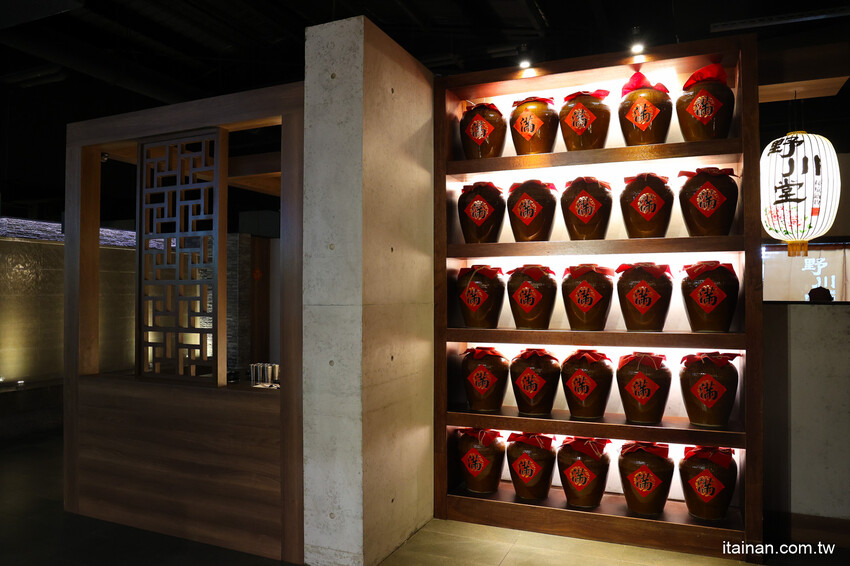 氣派古代皇宮吃火鍋,還有超萌店貓送餐機器人真的太療癒!「野川堂秘境鍋物虎尾店」生日壽星還有驚喜好禮送 @台南好Food遊