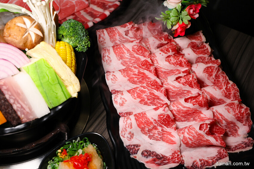 氣派古代皇宮吃火鍋,還有超萌店貓送餐機器人真的太療癒!「野川堂秘境鍋物虎尾店」生日壽星還有驚喜好禮送 @台南好Food遊