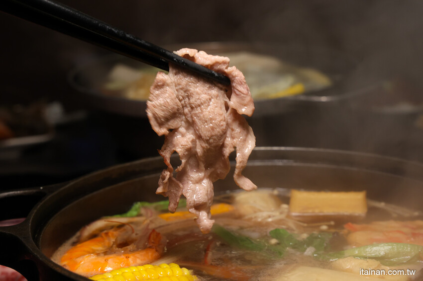 氣派古代皇宮吃火鍋,還有超萌店貓送餐機器人真的太療癒!「野川堂秘境鍋物虎尾店」生日壽星還有驚喜好禮送 @台南好Food遊