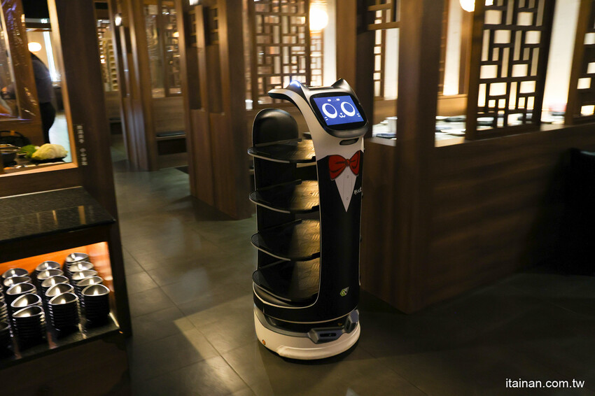 氣派古代皇宮吃火鍋,還有超萌店貓送餐機器人真的太療癒!「野川堂秘境鍋物虎尾店」生日壽星還有驚喜好禮送 @台南好Food遊