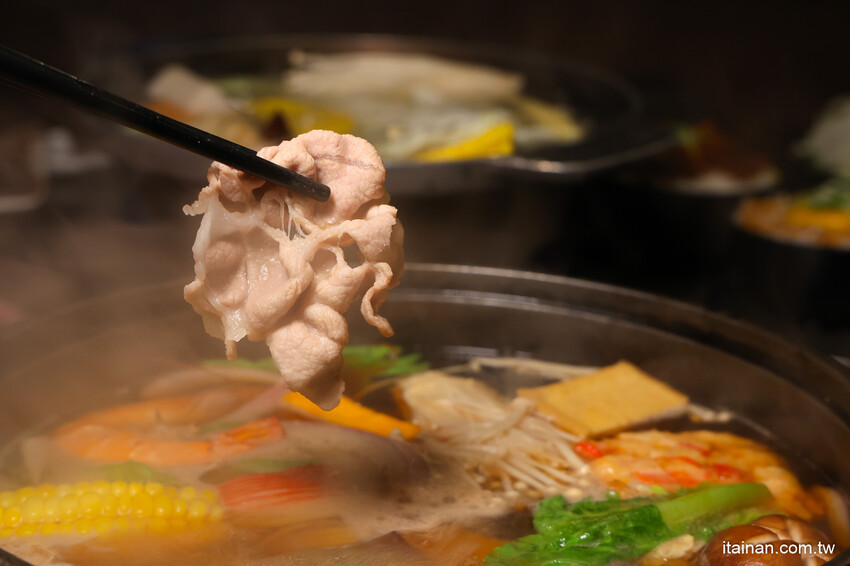 氣派古代皇宮吃火鍋,還有超萌店貓送餐機器人真的太療癒!「野川堂秘境鍋物虎尾店」生日壽星還有驚喜好禮送 @台南好Food遊