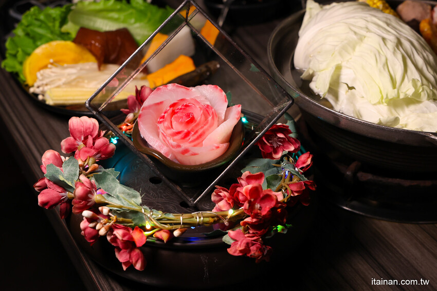 氣派古代皇宮吃火鍋,還有超萌店貓送餐機器人真的太療癒!「野川堂秘境鍋物虎尾店」生日壽星還有驚喜好禮送 @台南好Food遊