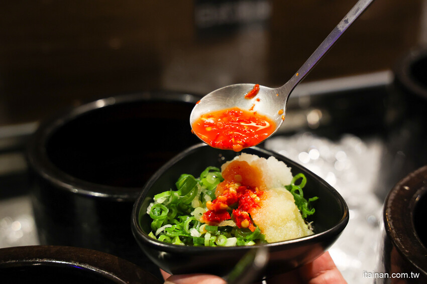 氣派古代皇宮吃火鍋,還有超萌店貓送餐機器人真的太療癒!「野川堂秘境鍋物虎尾店」生日壽星還有驚喜好禮送 @台南好Food遊