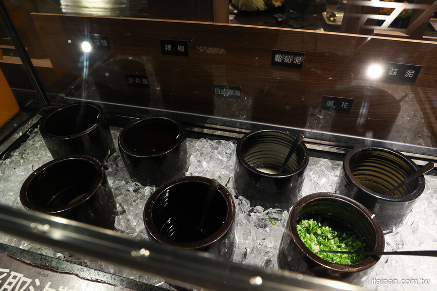 氣派古代皇宮吃火鍋,還有超萌店貓送餐機器人真的太療癒!「野川堂秘境鍋物虎尾店」生日壽星還有驚喜好禮送 @台南好Food遊