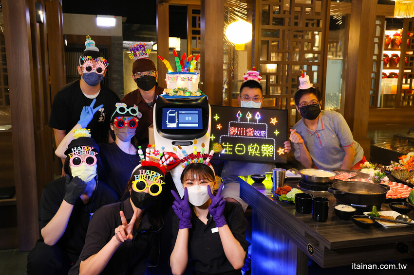 氣派古代皇宮吃火鍋,還有超萌店貓送餐機器人真的太療癒!「野川堂秘境鍋物虎尾店」生日壽星還有驚喜好禮送 @台南好Food遊