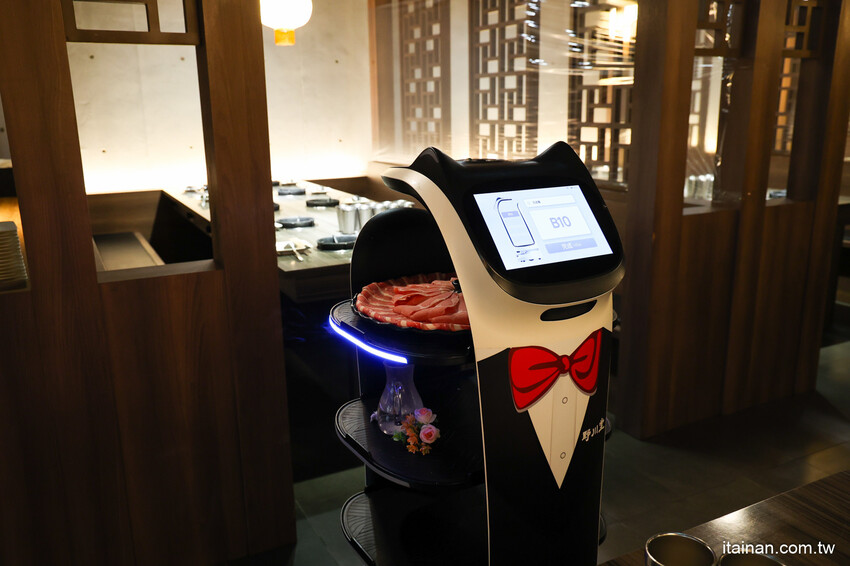 氣派古代皇宮吃火鍋,還有超萌店貓送餐機器人真的太療癒!「野川堂秘境鍋物虎尾店」生日壽星還有驚喜好禮送 @台南好Food遊