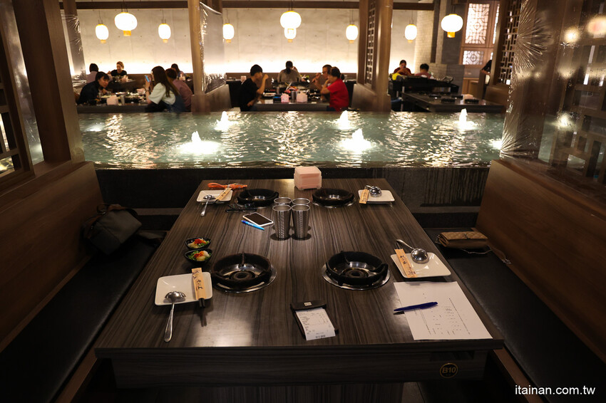 氣派古代皇宮吃火鍋,還有超萌店貓送餐機器人真的太療癒!「野川堂秘境鍋物虎尾店」生日壽星還有驚喜好禮送 @台南好Food遊