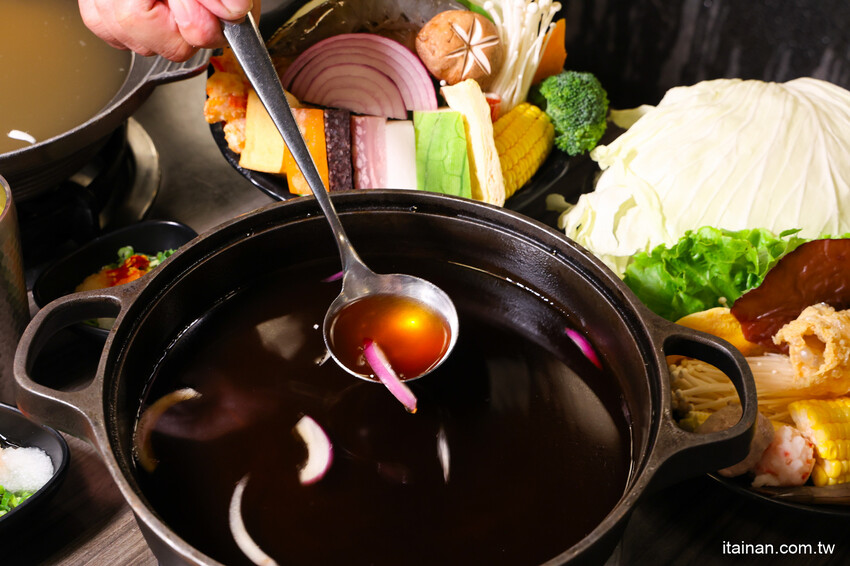 氣派古代皇宮吃火鍋,還有超萌店貓送餐機器人真的太療癒!「野川堂秘境鍋物虎尾店」生日壽星還有驚喜好禮送 @台南好Food遊