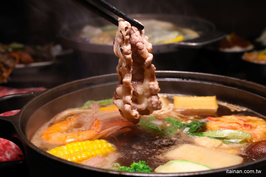 氣派古代皇宮吃火鍋,還有超萌店貓送餐機器人真的太療癒!「野川堂秘境鍋物虎尾店」生日壽星還有驚喜好禮送 @台南好Food遊