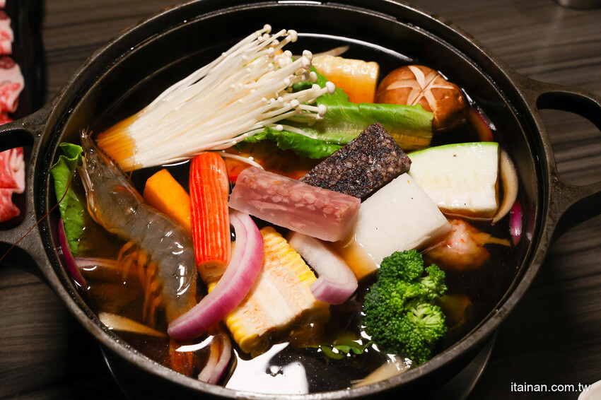 氣派古代皇宮吃火鍋,還有超萌店貓送餐機器人真的太療癒!「野川堂秘境鍋物虎尾店」生日壽星還有驚喜好禮送 @台南好Food遊