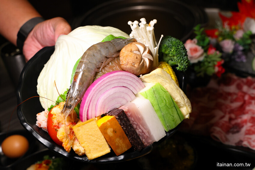 氣派古代皇宮吃火鍋,還有超萌店貓送餐機器人真的太療癒!「野川堂秘境鍋物虎尾店」生日壽星還有驚喜好禮送 @台南好Food遊