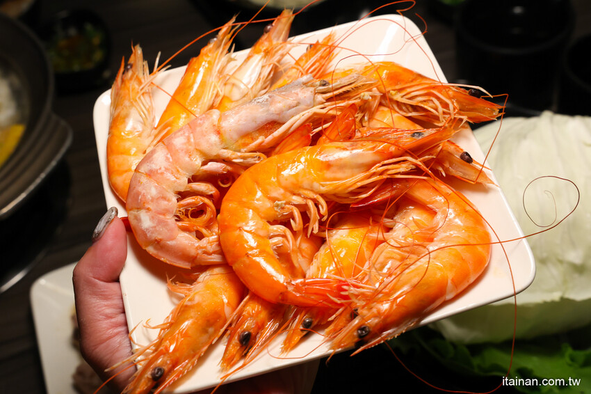 氣派古代皇宮吃火鍋,還有超萌店貓送餐機器人真的太療癒!「野川堂秘境鍋物虎尾店」生日壽星還有驚喜好禮送 @台南好Food遊