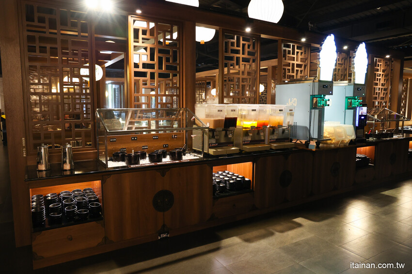 氣派古代皇宮吃火鍋,還有超萌店貓送餐機器人真的太療癒!「野川堂秘境鍋物虎尾店」生日壽星還有驚喜好禮送 @台南好Food遊