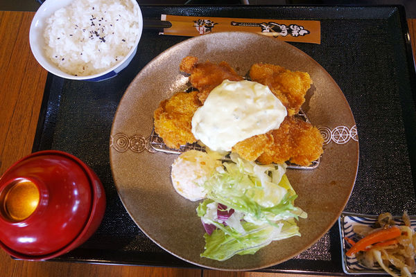 （FoOd台中)♥氣勢非常強大，【勝天牛カツ定食專門店】美味又特別的炸牛排，多品項選擇，猶如來到日本用餐的超氣派特色建築