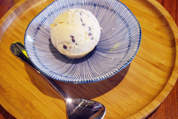 （FoOd台中)♥氣勢非常強大，【勝天牛カツ定食專門店】美味又特別的炸牛排，多品項選擇，猶如來到日本用餐的超氣派特色建築