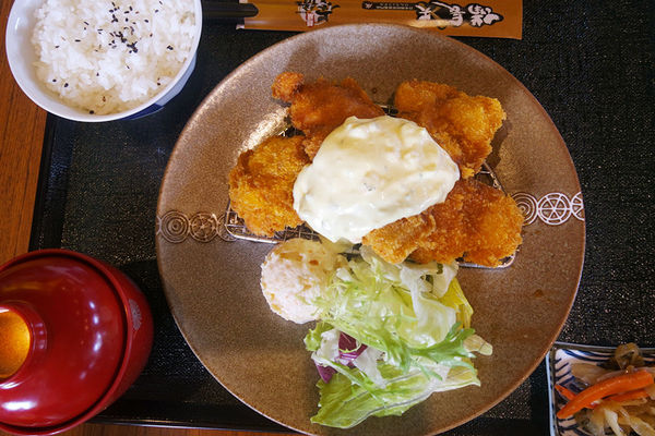 （FoOd台中)♥氣勢非常強大，【勝天牛カツ定食專門店】美味又特別的炸牛排，多品項選擇，猶如來到日本用餐的超氣派特色建築