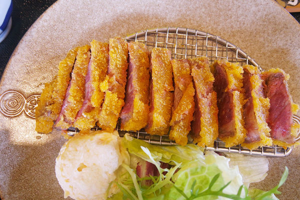 （FoOd台中)♥氣勢非常強大，【勝天牛カツ定食專門店】美味又特別的炸牛排，多品項選擇，猶如來到日本用餐的超氣派特色建築