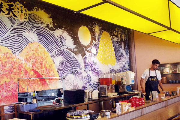 （FoOd台中)♥氣勢非常強大，【勝天牛カツ定食專門店】美味又特別的炸牛排，多品項選擇，猶如來到日本用餐的超氣派特色建築