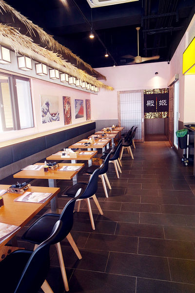 （FoOd台中)♥氣勢非常強大，【勝天牛カツ定食專門店】美味又特別的炸牛排，多品項選擇，猶如來到日本用餐的超氣派特色建築