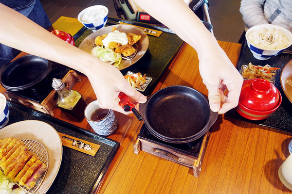 （FoOd台中)♥氣勢非常強大，【勝天牛カツ定食專門店】美味又特別的炸牛排，多品項選擇，猶如來到日本用餐的超氣派特色建築