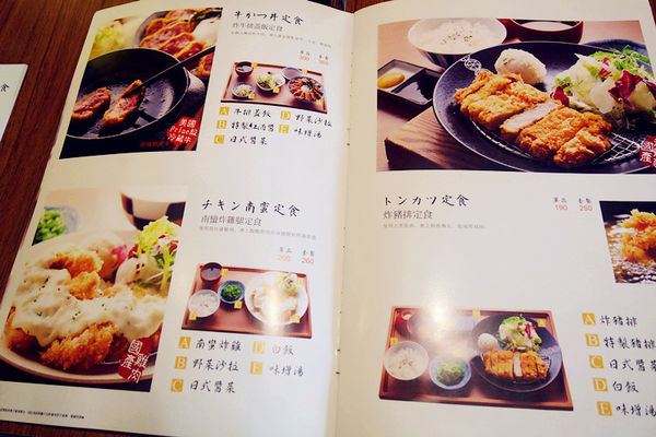 （FoOd台中)♥氣勢非常強大，【勝天牛カツ定食專門店】美味又特別的炸牛排，多品項選擇，猶如來到日本用餐的超氣派特色建築