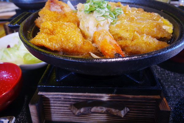 （FoOd台中)♥氣勢非常強大，【勝天牛カツ定食專門店】美味又特別的炸牛排，多品項選擇，猶如來到日本用餐的超氣派特色建築