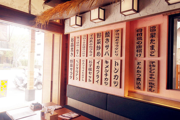 （FoOd台中)♥氣勢非常強大，【勝天牛カツ定食專門店】美味又特別的炸牛排，多品項選擇，猶如來到日本用餐的超氣派特色建築