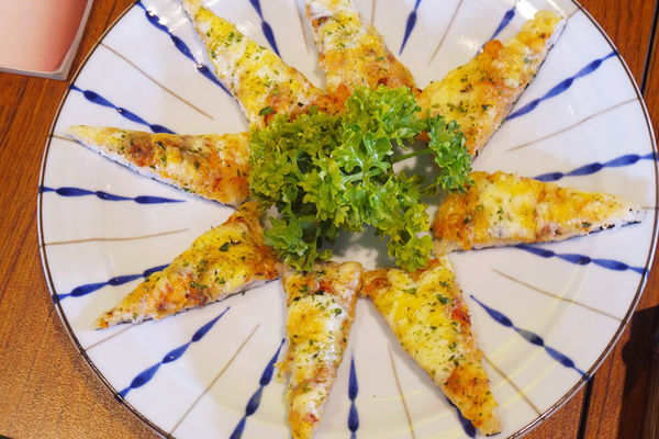 （FoOd台中)♥氣勢非常強大，【勝天牛カツ定食專門店】美味又特別的炸牛排，多品項選擇，猶如來到日本用餐的超氣派特色建築