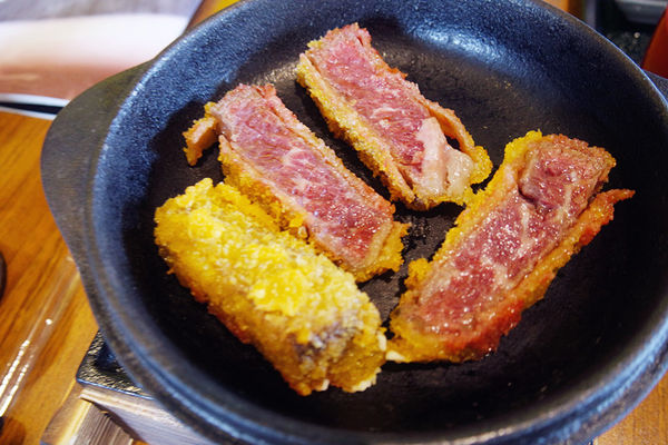 （FoOd台中)♥氣勢非常強大，【勝天牛カツ定食專門店】美味又特別的炸牛排，多品項選擇，猶如來到日本用餐的超氣派特色建築